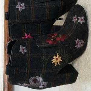 Indigo Rd booties size 8,  Floral wool.
